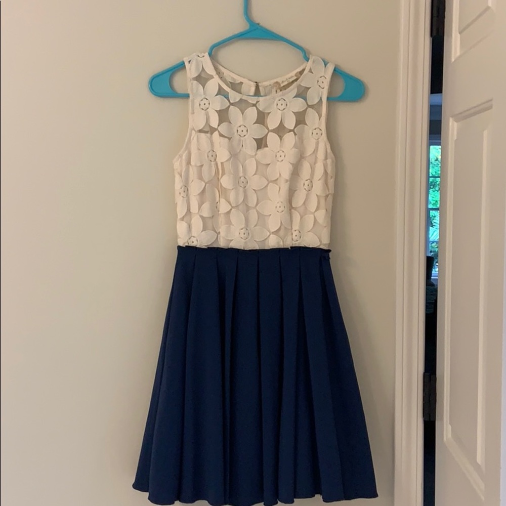 Altar’d State dress xs, Navy & Cream never worn